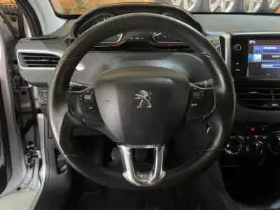 Peugeot 208 2016 - 10900 EUR, 139000 km - AUTO.MOTO.pt - 139000km - foto 9 de 17