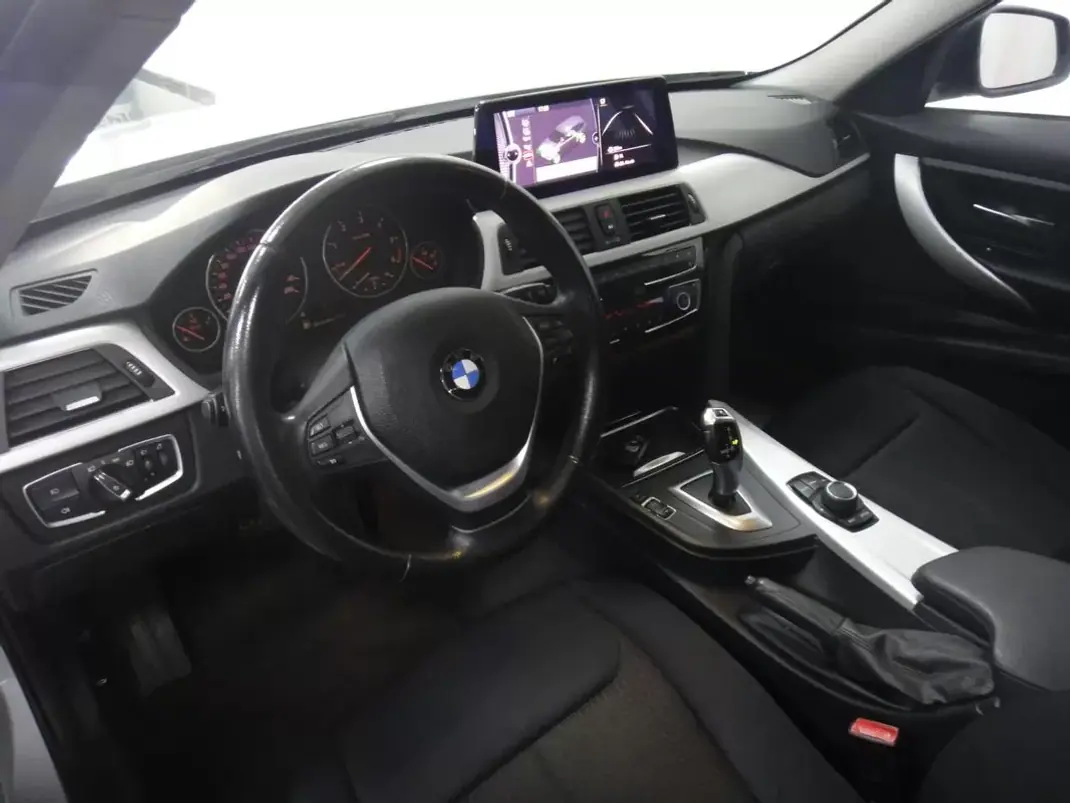 BMW 318 2013 - 13990 EUR, 157000 km - AUTO.MOTO.pt - 157000km - foto 10 de 27