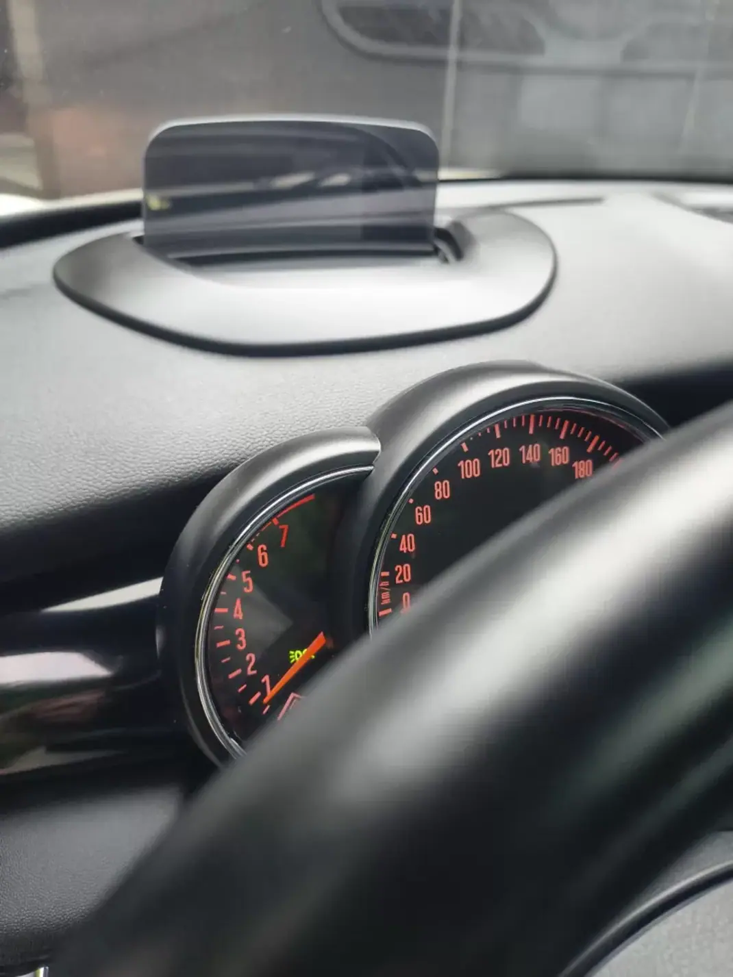MINI One 2015 - 11900 EUR, 125000 km - AUTO.MOTO.pt - 125000km - foto 17 de 35