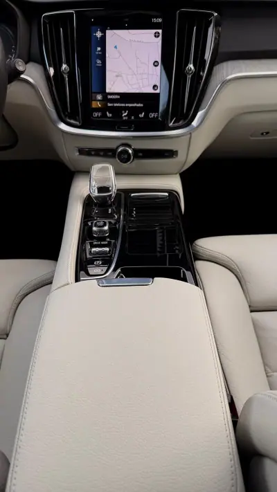 Volvo V60 2020 - 26500 EUR, 129000 km - AUTO.MOTO.pt - 129000km - foto 7 de 25