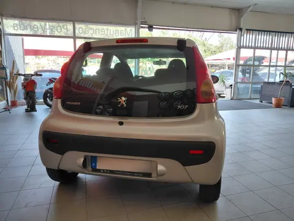 Peugeot 107 2011 - 4899 EUR, 189000 km - AUTO.MOTO.pt - 189000km - foto 4 de 17