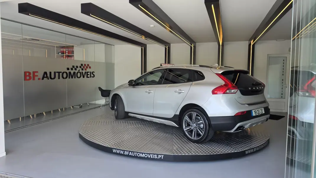 Volvo V40 Cross Country 2013 - 9900 EUR, 239930 km - AUTO.MOTO.pt - 239930km - foto 3 de 55