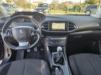 Peugeot 308 SW 2019 - 13800 EUR, 77780 km - AUTO.MOTO.pt - 77780km - foto 12 de 44