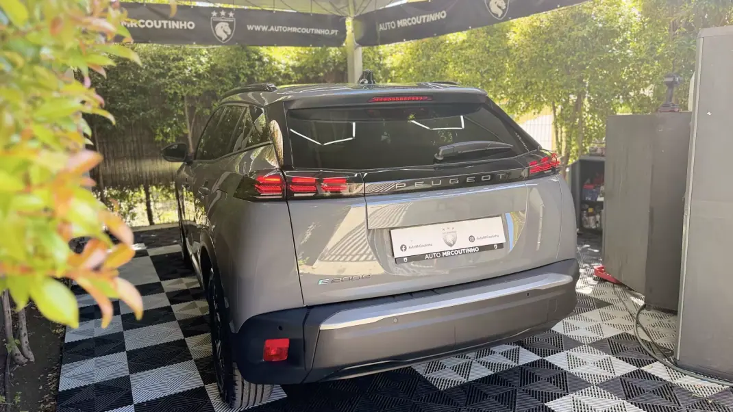 Peugeot e-2008 2025 - 25900 EUR, 13646 km - AUTO.MOTO.pt - 13646km - foto 10 de 22