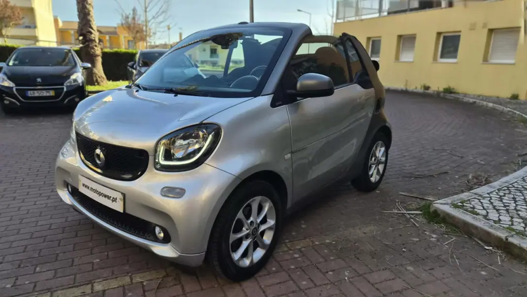 Smart Fortwo Cabrio 2017 - 12480 EUR, 84000 km - AUTO.MOTO.pt - 84000km - foto 1 de 17