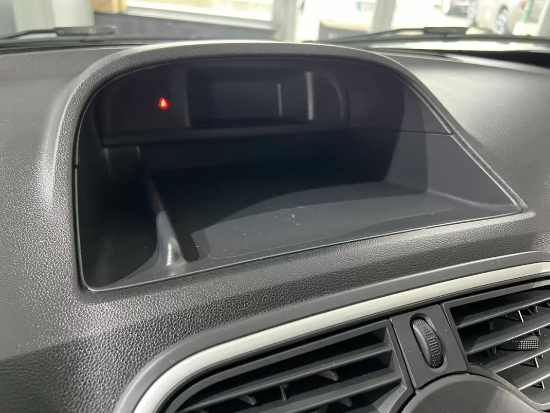 Renault 2021 - 11600 EUR, 110358 km - AUTO.MOTO.pt - 110358km - foto 12 de 20