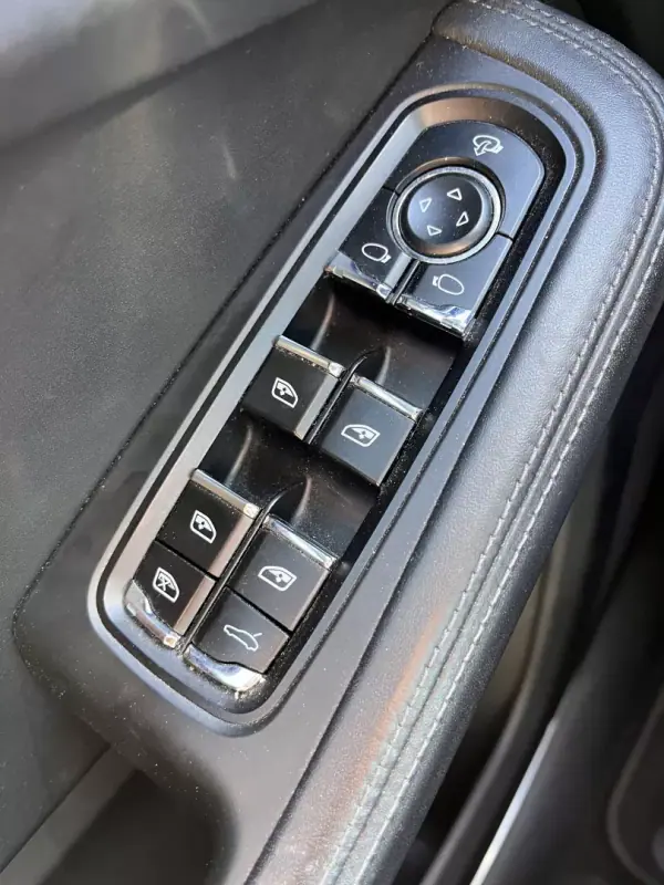 Porsche Macan 2014 - 39000 EUR, 218500 km - AUTO.MOTO.pt - 218500km - foto 15 de 37