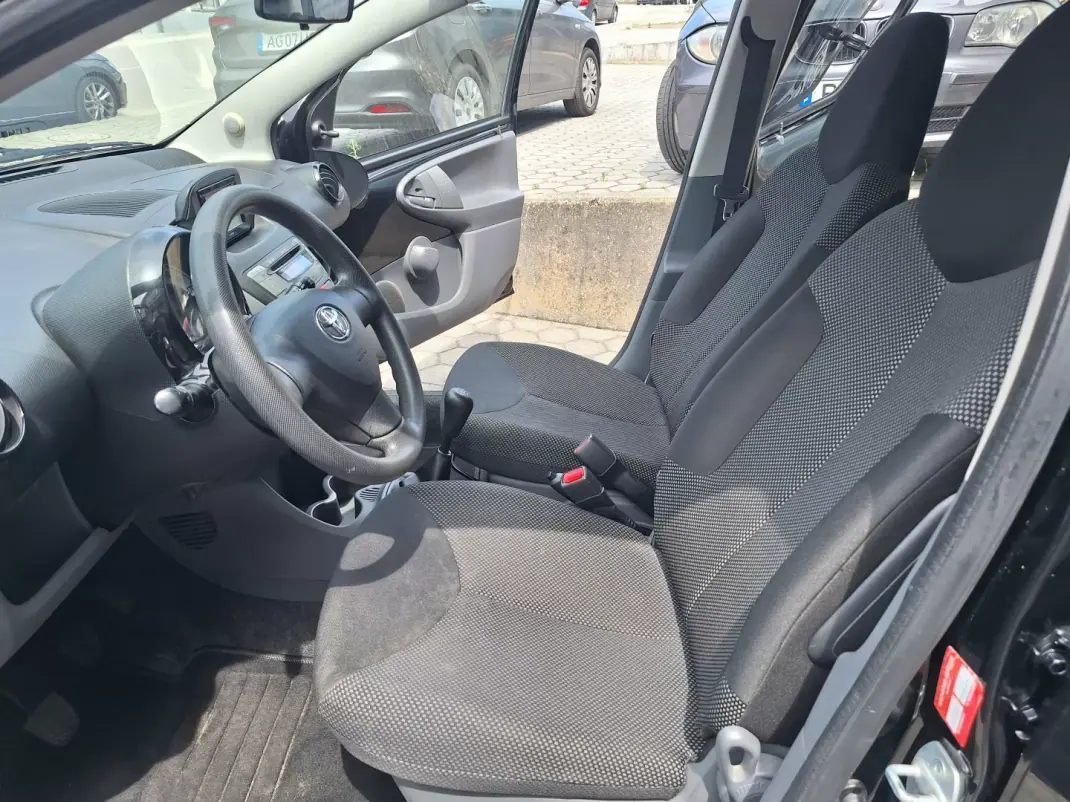 Toyota Aygo 2012 - 5900 EUR, 169000 km - AUTO.MOTO.pt - 169000km - foto 8 de 16