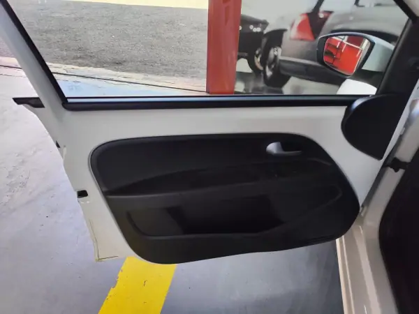 Volkswagen Up! 2019 - 9990 EUR, 102114 km - AUTO.MOTO.pt - 102114km - foto 5 de 9