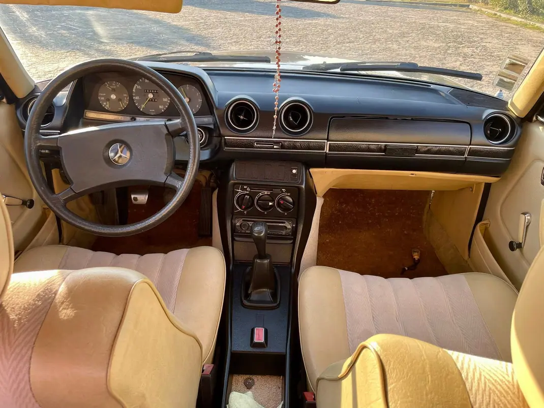 Mercedes-Benz 200 1970 - 8000 EUR, 264000 km - AUTO.MOTO.pt - 264000km - foto 4 de 10