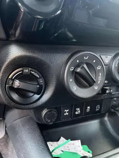 Toyota HILUX 2.4 D-4D 4x4 Extra Cab Comfort 2018 - 36900 EUR, 141545 km - AUTO.MOTO.pt - 141545km - foto 8 de 17