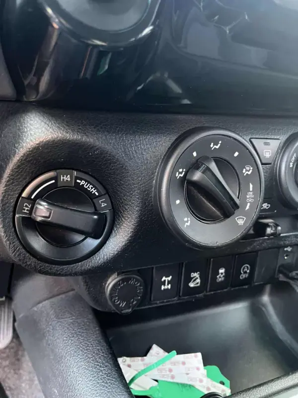 Toyota Hilux 2018 - 29750 EUR, 141545 km - 141545km - foto 8 de 17
