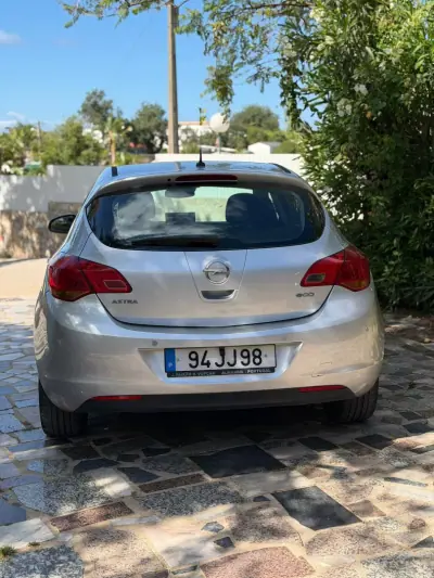 Opel Astra 2010 - 7900 EUR, 170584 km - AUTO.MOTO.pt - 170584km - foto 5 de 9