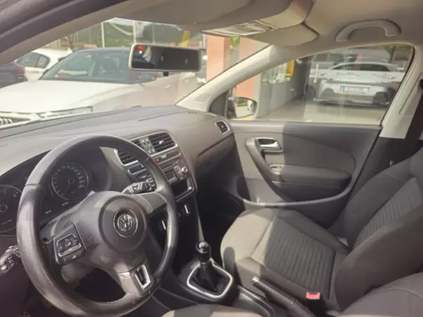 Volkswagen Polo 2014 - 8500 EUR, 127000 km - AUTO.MOTO.pt - 127000km - foto 8 de 16