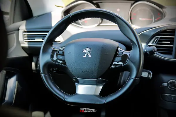 Peugeot 308 2018 - 11900 EUR, 90000 km - 90000km - foto 10 de 29