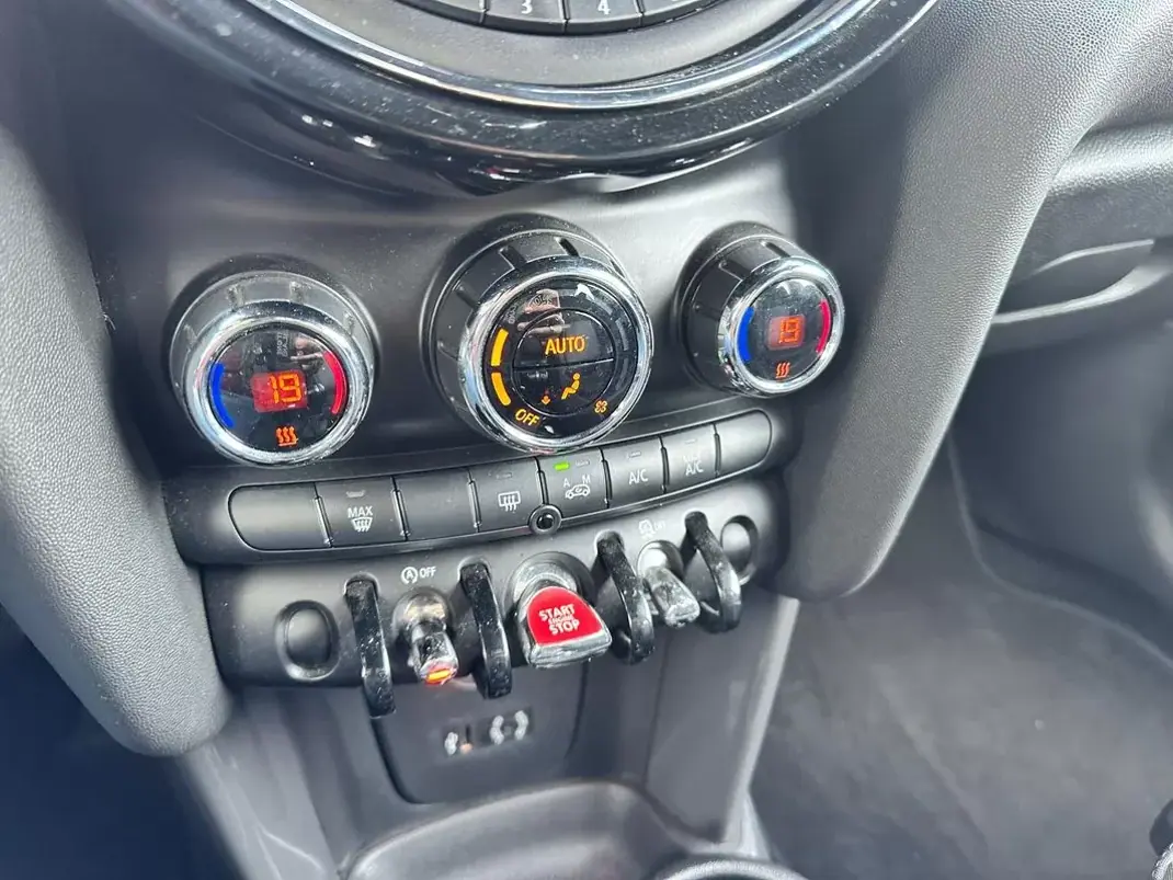 MINI 5 Portas 2016 - 13450 EUR, 151842 km - AUTO.MOTO.pt - 151842km - foto 8 de 10