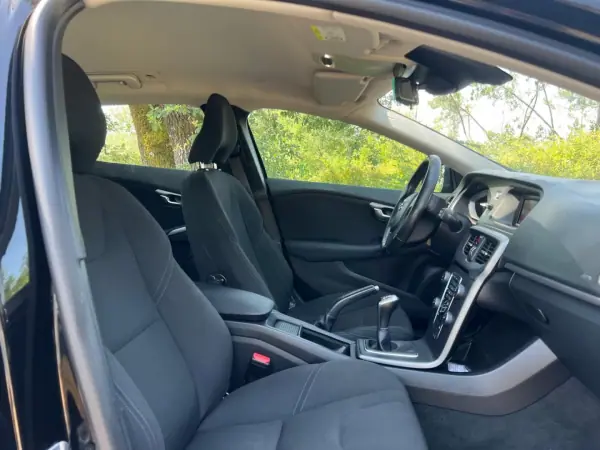 Volvo V40 2017 - 15900 EUR, 120000 km - AUTO.MOTO.pt - 120000km - foto 26 de 39