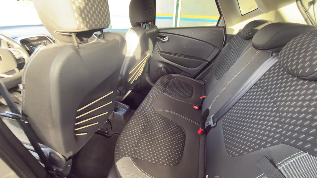 Renault Captur 2019 - 13249 EUR, 125000 km - AUTO.MOTO.pt - 125000km - foto 10 de 16