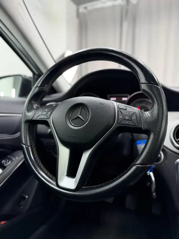 Mercedes-Benz GLA 200 2014 - 14000 EUR, 265000 km - AUTO.MOTO.pt - 265000km - foto 14 de 20