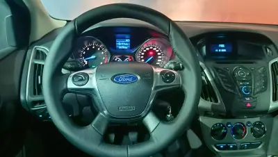 Ford Focus 2014 - 8900 EUR, 124734 km - AUTO.MOTO.pt - 124734km - foto 23 de 24