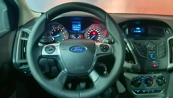 Ford Focus 2014 - 8750 EUR, 124734 km - AUTO.MOTO.pt - 124734km - foto 23 de 24