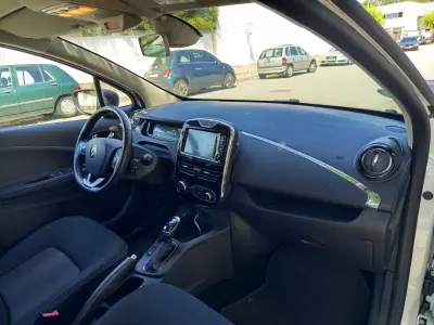 Renault Zoe 2019 - 12490 EUR, 52400 km - AUTO.MOTO.pt - 52400km - foto 12 de 17