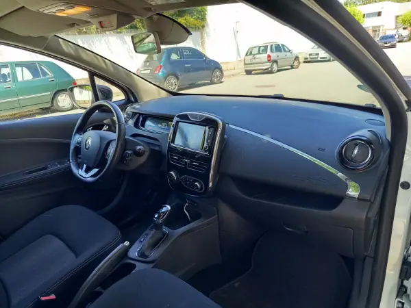 Renault Zoe 2019 - 12490 EUR, 52400 km - AUTO.MOTO.pt - 52400km - foto 12 de 17