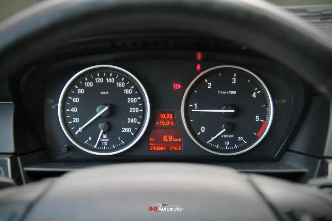 BMW 520 2008 - 9000 EUR, 343000 km - AUTO.MOTO.pt - 343000km - foto 17 de 34