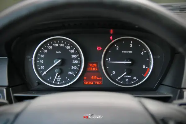 BMW 520 2008 - 9000 EUR, 343000 km - AUTO.MOTO.pt - 343000km - foto 17 de 34