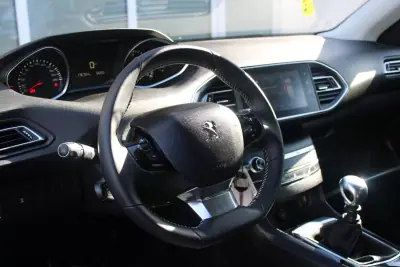 Peugeot 308 SW 2019 - 11990 EUR, 176000 km - AUTO.MOTO.pt - 176000km - foto 17 de 23
