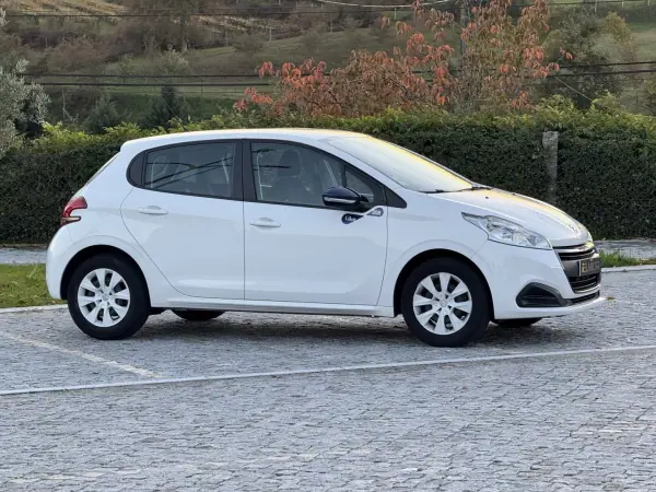 Peugeot 208 2016 - 7500 EUR, 121000 km - AUTO.MOTO.pt - 121000km - foto 10 de 20