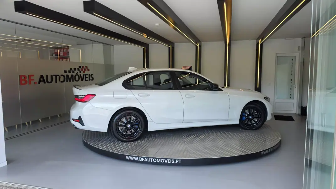 BMW 330 2019 - 22900 EUR, 111028 km - AUTO.MOTO.pt - 111028km - foto 7 de 54