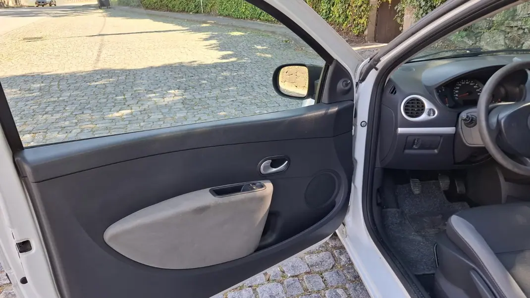 Renault CLIO 1.5DCI AC 2011 - 4500 EUR, 223193 km - AUTO.MOTO.pt - 223193km - foto 9 de 12
