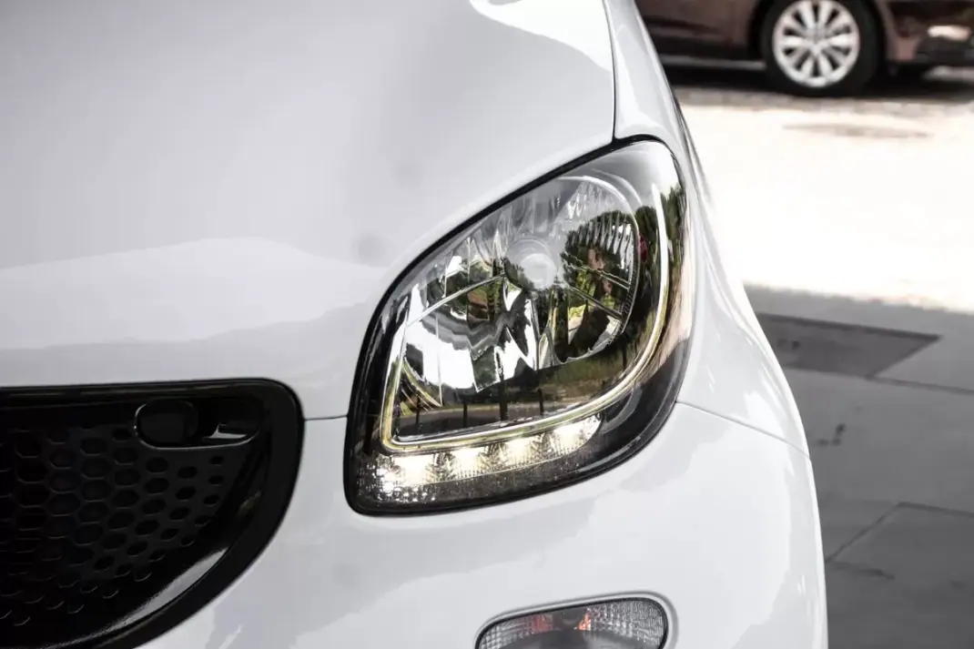 Smart ForTwo Coupé 2019 - 10900 EUR, 68296 km - AUTO.MOTO.pt - 68296km - foto 8 de 37
