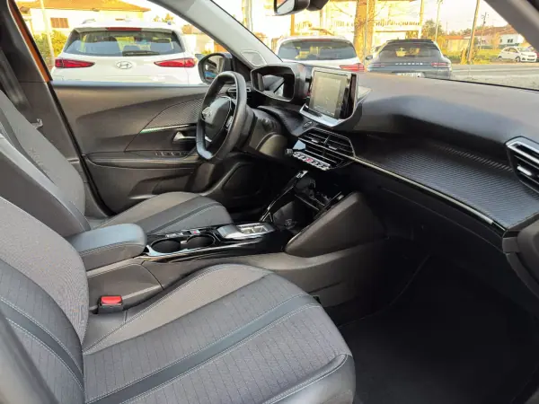 Peugeot e-2008 2022 - 17990 EUR, 64000 km - AUTO.MOTO.pt - 64000km - foto 14 de 48