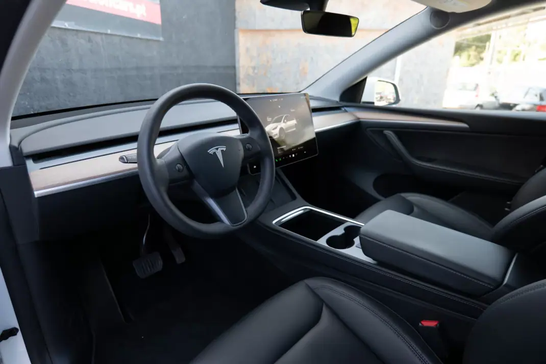 Tesla Model Y 2023 - 37900 EUR, 75000 km - AUTO.MOTO.pt - 75000km - foto 11 de 28