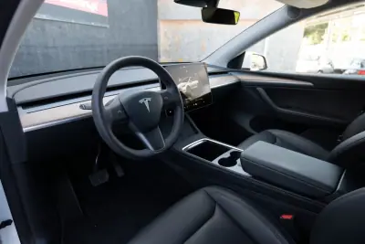Tesla Model Y 2023 - 37900 EUR, 75000 km - AUTO.MOTO.pt - 75000km - foto 11 de 28