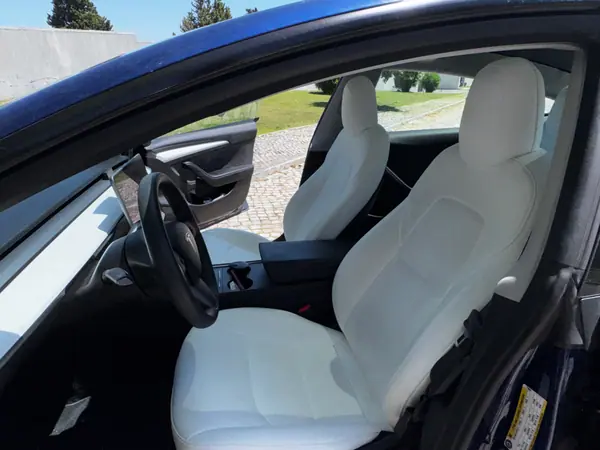 Tesla Model 3 2023 - 34990 EUR, 69960 km - AUTO.MOTO.pt - 69960km - foto 6 de 8