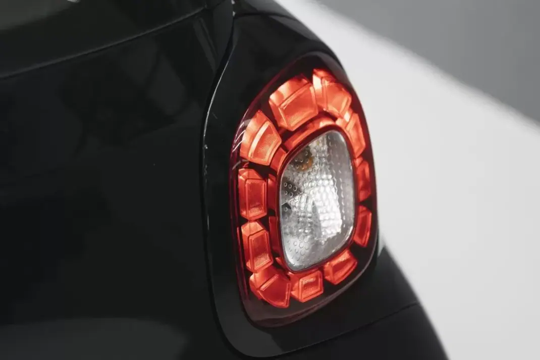 Smart ForFour 2015 - 9500 EUR, 155670 km - AUTO.MOTO.pt - 155670km - foto 27 de 36