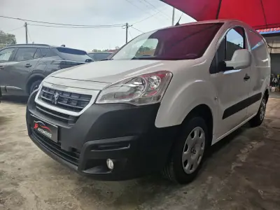Peugeot Partner 3 lugares Longa 2017 - 8750 EUR, 234000 km - AUTO.MOTO.pt - 234000km - foto 3 de 12
