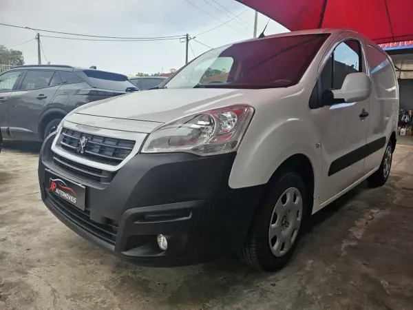 Peugeot Partner 3 lugares Longa 2017 - 8750 EUR, 234000 km - AUTO.MOTO.pt - 234000km - foto 3 de 12