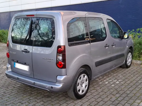 Peugeot Partner 2018 - 14990 EUR, 190000 km - AUTO.MOTO.pt - 190000km - foto 4 de 12