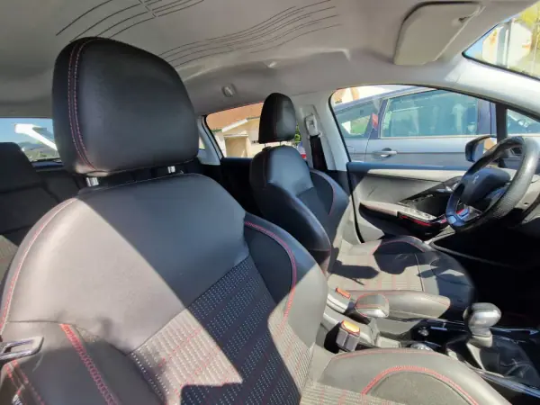 Peugeot 2008 2017 - 12990 EUR, 190000 km - AUTO.MOTO.pt - 190000km - foto 7 de 10