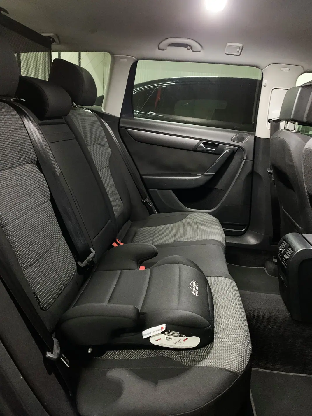 Volkswagen Passat Variant 2011 - 6500 EUR, 277000 km - AUTO.MOTO.pt - 277000km - foto 9 de 10