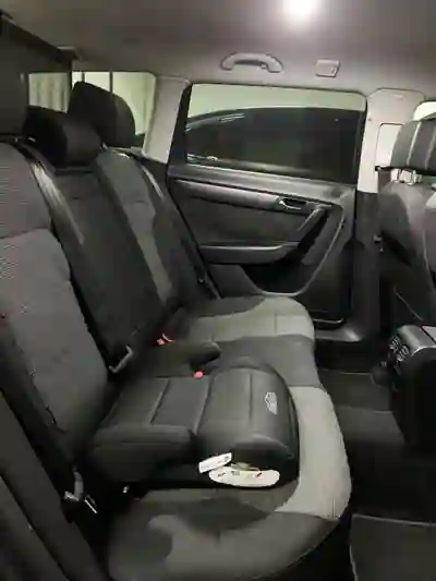 Volkswagen Passat Variant 2011 - 6500 EUR, 277000 km - AUTO.MOTO.pt - 277000km - foto 9 de 10