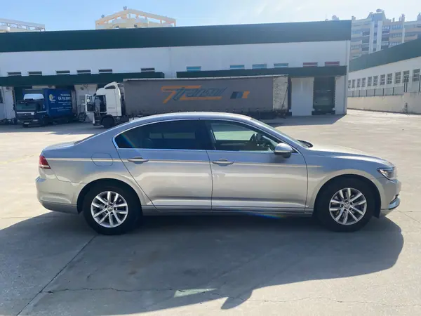 Volkswagen Passat 2017 - 15000 EUR, 123000 km - 123000km - foto 3 de 12