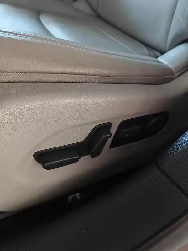 Citroën C5 Tourer 2017 - 9500 EUR, 248400 km - AUTO.MOTO.pt - 248400km - foto 25 de 38