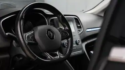 Renault Mégane Sport Tourer 2019 - 16300 EUR, 123000 km - AUTO.MOTO.pt - 123000km - foto 14 de 30