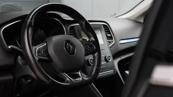 Renault Mégane Sport Tourer 2019 - 16300 EUR, 123000 km - AUTO.MOTO.pt - 123000km - foto 14 de 30
