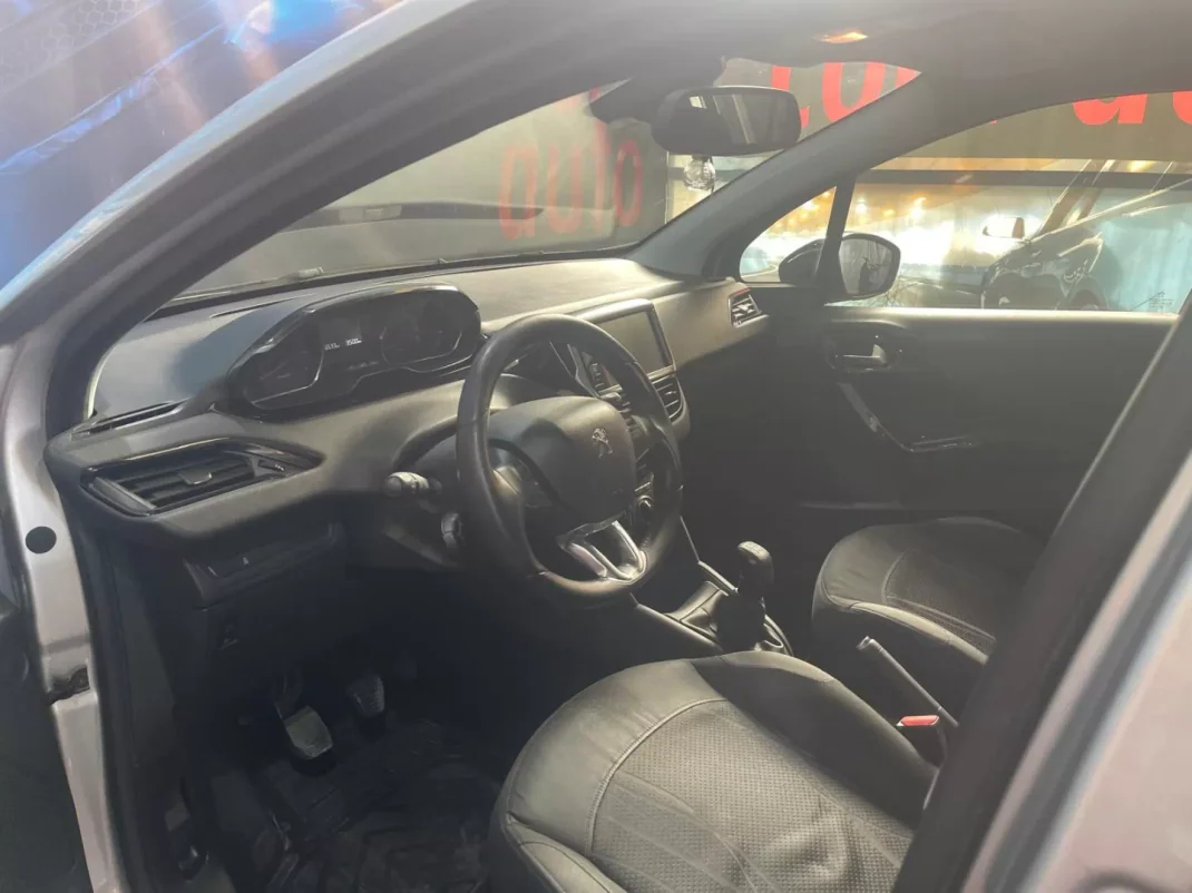 Peugeot 208 2013 - 6999 EUR, 195000 km - AUTO.MOTO.pt - 195000km - foto 26 de 35